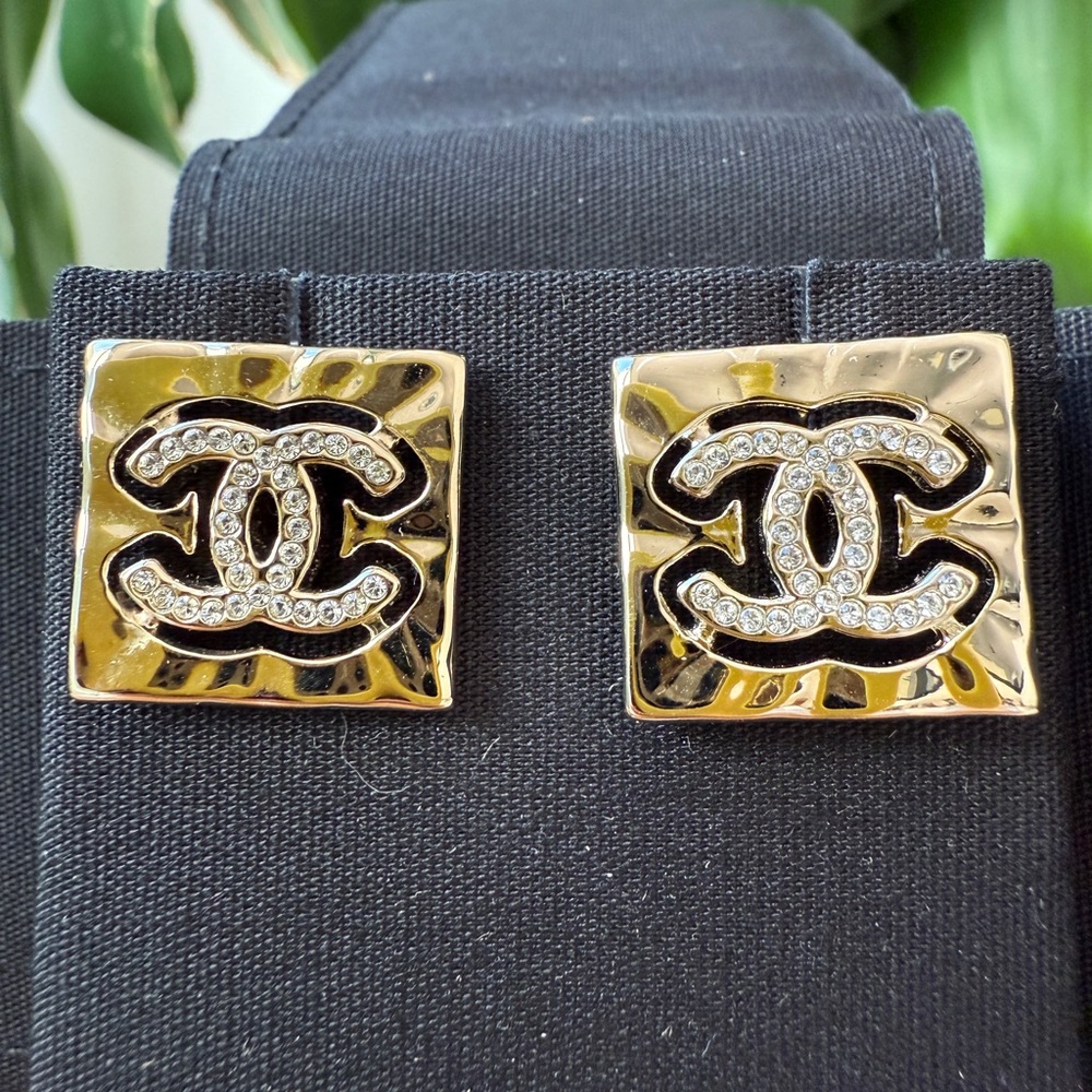 2022S CHANEL RUNWAY SQUARE GOLD CC LOGO WHITE CRYSTALS EARRINGS STUDS 22S STRASS